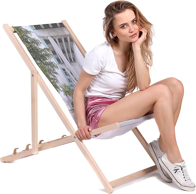 Holzliegestuhl Auto unter der Brücke