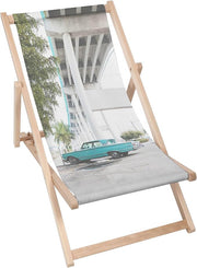 Holzliegestuhl Auto unter der Brücke
