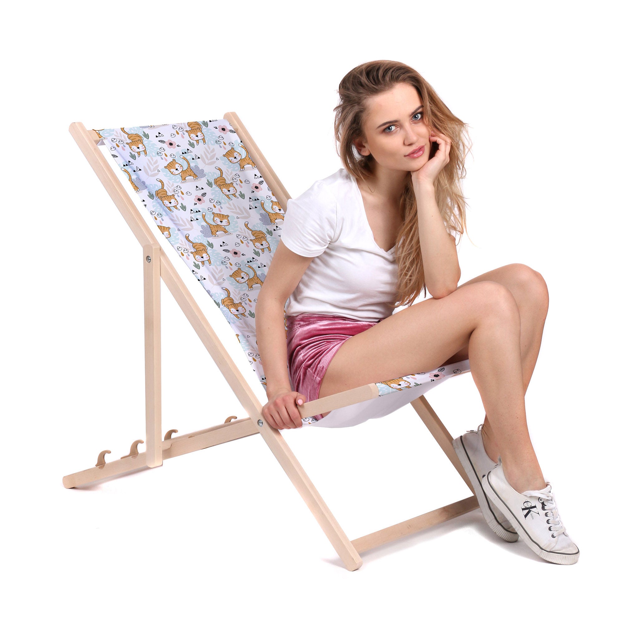 Wooden Deck Chair Playing Tiger-M